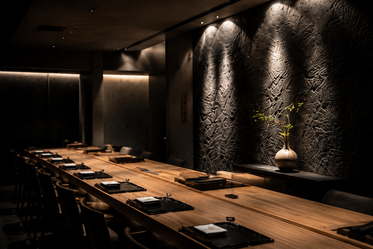 Csendes hinoki pult a KŌJI-ban, félhomályban